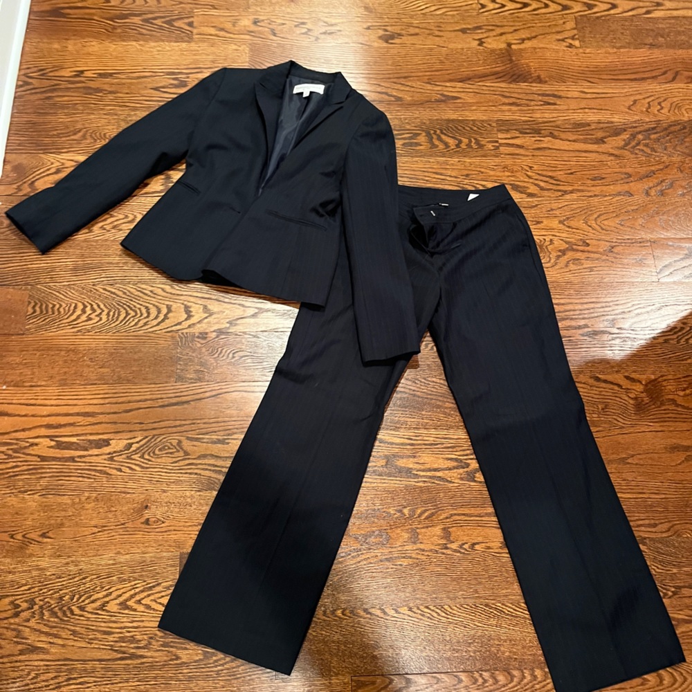 EUC Jones New York navy blue pinstripe pants suit